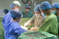 Phẫu thuật thành công cho 1 phụ nữ có khối u to như mang thai 7 tháng