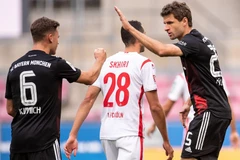 Mueller (phải) mở đầu cho chiến thắng của Bayern. (Nguồn: EPA)