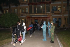 Công dân di chuyển vào nhận phòng tại khu cách ly tập trung. (Ảnh: Thanh Hải/TTXVN)