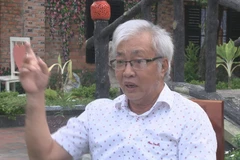 Ông Nguyễn Đức Trường kể về giai đoạn năm 1969-1971 từng làm điện báo viên của Phân xã T.10 thuộc Thông tấn xã Giải phóng. (Ảnh: Dương Chí Tưởng/TTXVN)