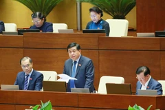 Bộ trưởng Bộ Kế hoạch và Đầu tư Nguyễn Chí Dũng giải trình làm rõ vấn đề đại biểu Quốc hội nêu. (Ảnh: Phương Hoa/TTXVN)