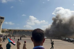 Khói bốc lên sau vụ nổ ở sân bay Aden (Yemen) ngày 30/12/2020. (Ảnh: AFP/ TTXVN)