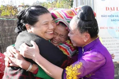 Ủy viên Bộ Chính trị, Phó Chủ tịch Thường trực Quốc hội Tòng Thị Phóng với nhân dân bản Phứa Cón. (Ảnh: Phương Hoa/TTXVN)