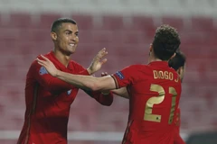 Italy và Bồ Đào Nha thắng hủy diệt, nhà vô địch thế giới thua sốc