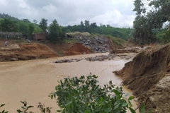 Các điểm sạt lở trên đường vào xã Phước Lộc, xã Phước Sơn (Quảng Nam). (Ảnh: Quốc Dũng/TTXVN)