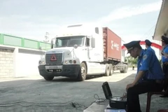 Xử lý nghiêm xe đầu kéo tự ý cắt nóc container chở quá tải