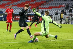 Manuel Neuer trở thành nỗi ám ảnh với cầu thủ của Salzburg. (Nguồn FcBayern)