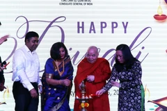 Nghi lễ thắp đèn tại buổi lễ. (Ảnh: Xuân Khu/TTXVN)