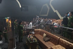 Đột kích 2 quán bar, phát hiện hơn 60 người dương tính với ma túy