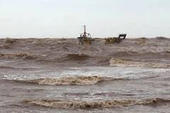 Tàu bị mắc cạn ở biển Cửa Việt. (Ảnh: Nguyên Lý-TTXVN)