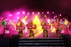 Một tiết mục biểu diễn nghệ thuật dân gian truyền thống tại chương trình. (Ảnh: Trần Lê Lâm/TTXVN)