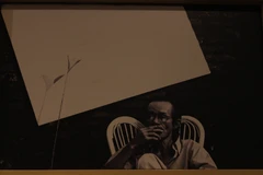 Nhiếp ảnh gia Dương Minh Long chụp Trịnh Công Sơn ngồi một mình. (Ảnh: Minh Anh/Vietnam+)