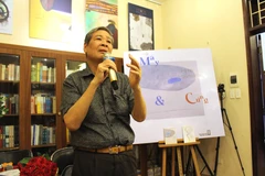 Nhà thơ Nguyễn Thụy Kha trong buổi ra mắt hai tập thơ mới ngày 26/11. (Ảnh: Minh Anh/Vietnam+)