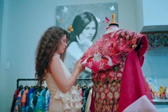 NTK Thủy Nguyễn cho biết chị có thêm những sáng tạo, quyết định riêng trong thiết kế bộ phượng bào của Dương Thái Hậu. (Ảnh: Nhà phát hành)