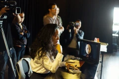 Đạo diễn Nguyễn Hoàng Điệp trên studio chụp hình cho phim tiếp theo 'Câu chuyện buồn nhất thế gian.' (Ảnh:NVCC)