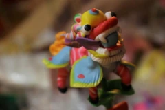 Tò he con lân tại sạp hàng của Tò He Việt. (Ảnh: Minh Anh/Vietnam+)