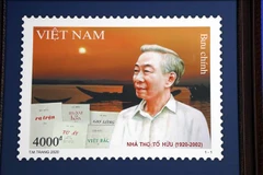 Phát hành bộ tem kỷ niệm 100 năm ngày sinh của nhà thơ Tố Hữu. (Ảnh: Đỗ Trưởng/TTXVN)