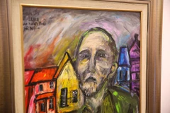 Họa sỹ nhí Nguyễn Linh Chi (12 tuổi) vẽ chân dung cố danh họa Bùi Xuân Phái. (Ảnh: Minh Sơn/Vietnam+)