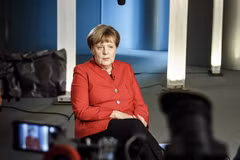 Thủ tướng Angela Merkel trên phim trường của 'Angela Merkel - Hơn cả bất ngờ.' (Ảnh: Văn phòng Báo chí và Thông tin, Chính phủ Liên bang Đức)