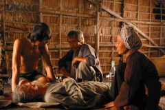 Nghệ sỹ Ánh Hoa (phải) trong Mùa len trâu. 