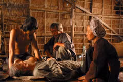 Nghệ sỹ Ánh Hoa (phải) trong Mùa len trâu. 