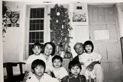 Ảnh chụp ông bà và các anh chị em của Hà Anh, khoảng cuối những năm 1980. (Ảnh: NVCC)