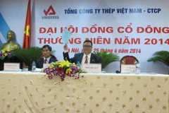 Các cổ đông Tổng công ty Thép Việt Nam biếu quyết thông qua chương trình của đại hội cổ đông 2014 (Ảnh: Đức Duy/Vietnam+)