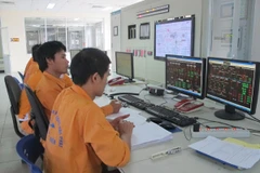 Nhân viên Tập đoàn Hòa Phát đang theo dõi hệ thống phát điện. (Ảnh: Đức Duy/Vietnam+)