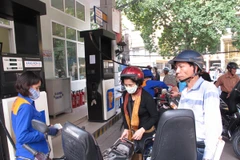 Từ 15 giờ, Petrolimex giảm giá xăng Ron 92 thêm 2.050 đồng/lít