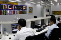 Thiếu lực đỡ, cả hai chỉ số chính cùng quay đầu giảm điểm 