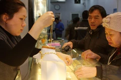 Khách hàng đang giao dịch vàng miếng (Ảnh: TTXVN)