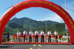 Các lãnh đạo thực hiện nghi thức thông xe cho tuyến đường mới. (Ảnh: Quốc Dũng/TTXVN)