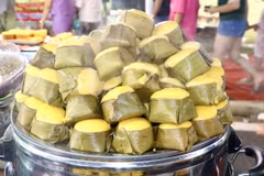 Bánh bò thốt nốt đặc sản An Giang được bày bán tại ngày hội. (Ảnh: Thanh Sang/TTXVN)