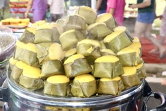 Bánh bò thốt nốt đặc sản An Giang được bày bán tại ngày hội. (Ảnh: Thanh Sang/TTXVN)