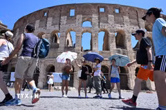 Khách du lịch tham quan tại điểm du lịch nổi tiếng Đấu trường La Mã Colosseum của Italy. (Ảnh: TTXVN)