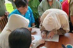 Liên đoàn Lao động tỉnh Bình Dương cử cán bộ xuống địa bàn chi hỗ trợ khẩn cấp hàng trăm lao động bị doanh nghiệp nợ lương. (Ảnh: TTXVN phát)