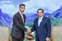 Thủ tướng Phạm Minh Chính tiếp Quốc vụ khanh phụ trách Thương mại quốc tế UAE Thani bin Ahmed Al Zeyoudi. (Ảnh: Dương Giang/TTXVN)