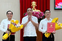 Ông Lâm Minh Thành, Chủ tịch UBND tỉnh Kiên Giang trao quyết định cho các ông Trần Minh Khoa (bìa phải) và Huỳnh Quang Hưng. (Nguồn: Vietnamnet)