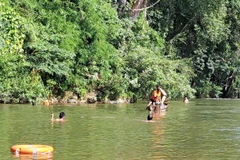 Lực lượng cứu hộ, cứu nạn tự quản thị trấn Lạc Dương tìm kiếm thi thể 2 nữ sinh. (Ảnh: TTXVN phát)