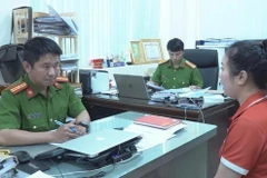 Lực lượng cảnh sát hình sự, Công an tỉnh Đồng Nai lấy lời khai một đối tượng vừa bị bắt giữ. (Ảnh: Việt Nam/TTXVN phát)