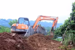 Khởi công xây nhà vệ sinh cho em tại điểm trường Bắt Đông, Trường Mầm non Hòa Bình. (Ảnh: Quang Quyết/TTXVN)