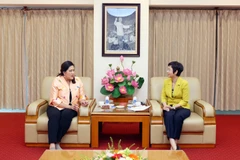 Tổng Giám đốc Thông tấn xã Việt Nam Vũ Việt Trang tiếp Tổng giám đốc Cục Quan hệ công chúng Thái Lan (PRD) Sudruetai Lertkasem. (Ảnh: Phạm Kiên/TTXVN)