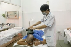 Khám bệnh cho người dân ở Phòng khám Đa khoa vệ tinh Bệnh viện Thành phố Thủ Đức đặt tại Trạm Y tế phường Bình Chiểu. (Ảnh: TTXVN phát)