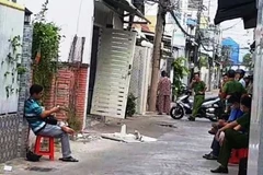 Toàn bộ hẻm Lê Lâm bị phong tỏa để điều tra vụ nổ súng. (Nguồn: nld.com.vn)