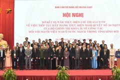 Phó Thủ tướng, Bộ trưởng Bộ Ngoại giao Phạm Bình Minh với các đại biểu và kiều bào dự hội nghị sơ kết 5 năm thực hiện Chỉ thị số 45-CT/TW. (Ảnh: Lâm Khánh/TTXVN)