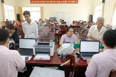 Một buổi giao dịch cho vay vốn chính sách. (Ảnh: Trần Việt/TTXVN)