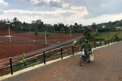 Một dự án bất động sản được phân lô, hoàn thiện hạ tầng giao thông, đường điện để mời chào khách đến mua. (Ảnh: TTXVN phát)