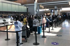 Các công dân làm thủ tục lêm máy bay. (Ảnh minh họa: TTXVN phát)