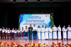 Trao học bổng Vừ A Dính cho các em học sinh là đồng bào dân tộc thiểu số, học sinh có hoàn cảnh khó khăn. (Ảnh: Hồng Đạt/TTXVN)
