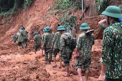 Lực lượng cứu hộ, cứu nạn hành quân tới hiện trường vụ sạt lở trong điều kiện vô cùng khó khăn do đường giao thông có nhiều điểm bị sạt lở nghiêm trọng. (Ảnh: Thanh Thủy/TTXVN)